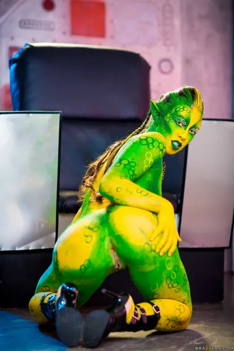 Eva Parcker: Woman in Cosplay Spreads Her Legs and Shows Her Natural Tits – photo 19 of 20
