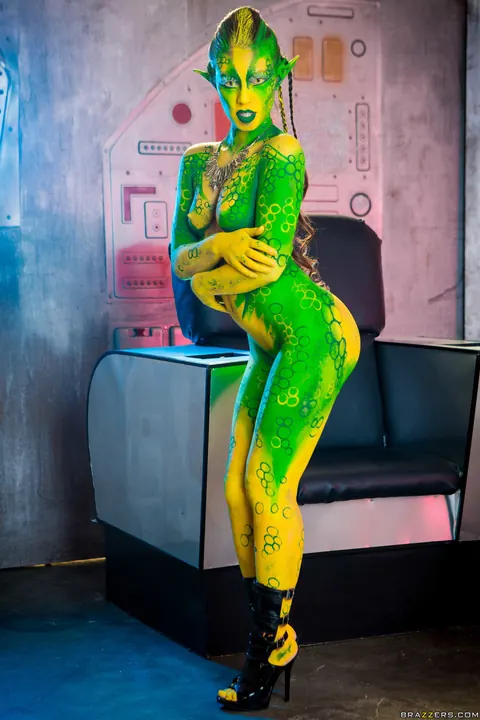 Eva Parcker: Woman in Cosplay Spreads Her Legs and Shows Her Natural Tits – photo 3 of 20