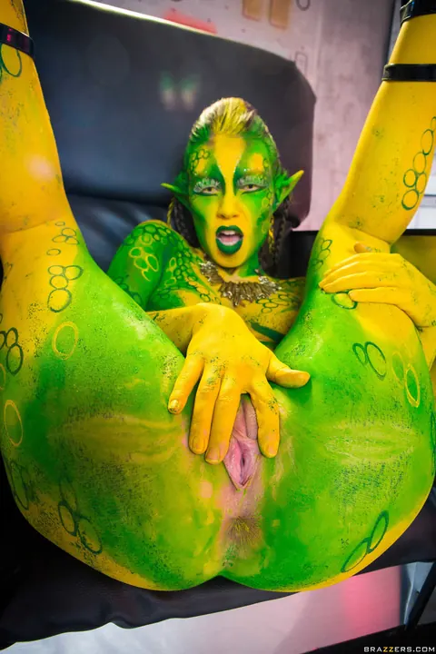 Eva Parcker: Woman in Cosplay Spreads Her Legs and Shows Her Natural Tits – photo 15 of 20