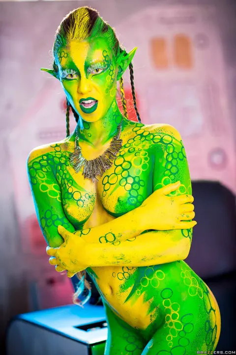 Eva Parcker: Woman in Cosplay Spreads Her Legs and Shows Her Natural Tits – photo 5 of 20