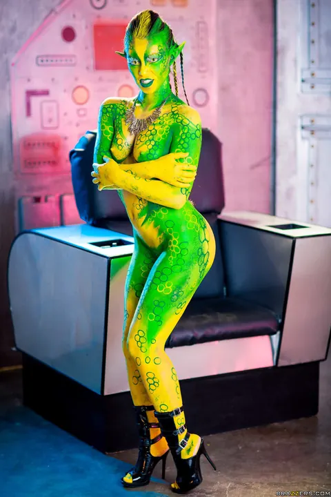 Eva Parcker: Woman in Cosplay Spreads Her Legs and Shows Her Natural Tits – photo 7 of 20