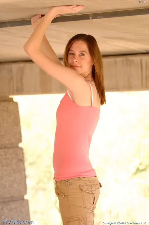 Amateur Woman Strips Nude and Spreads Outdoors – photo 14 of 21
