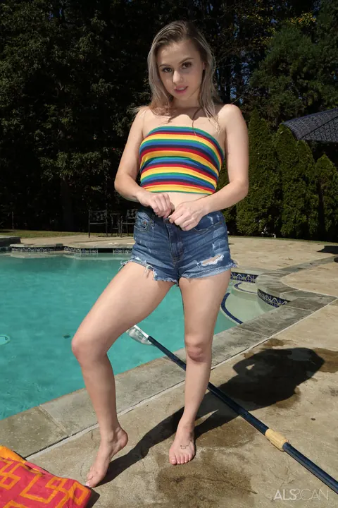 Aria Banks: Blonde PAWG Pulls Down Her Shorts and Spreads by the Pool – photo 3 of 16