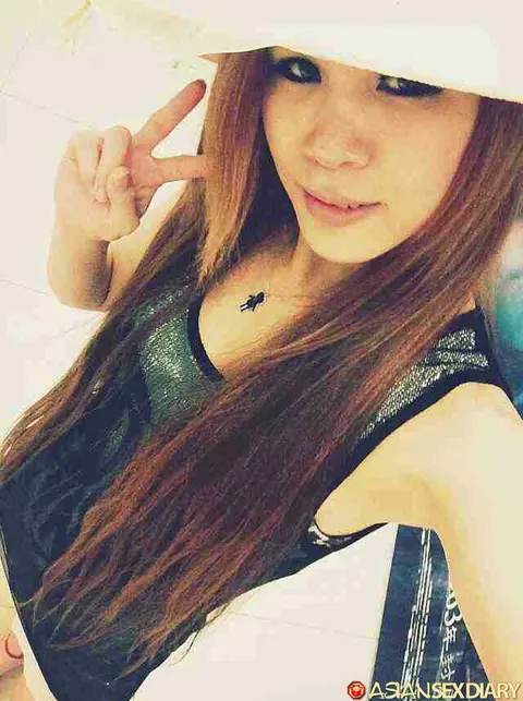 Asian Woman in Shorts and Glasses Takes a Selfie – photo 6 of 9