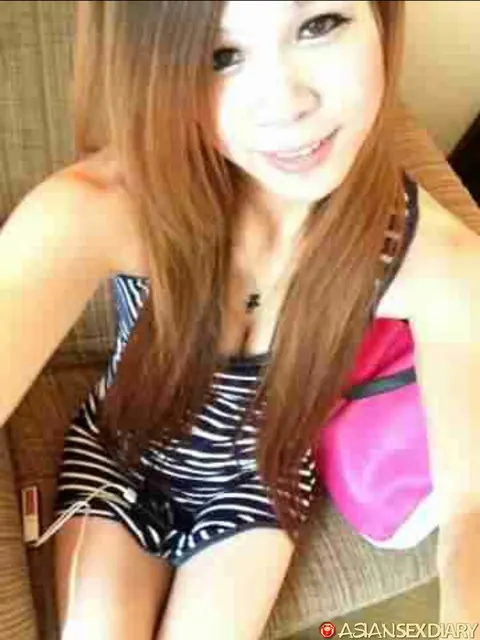 Asian Woman in Shorts and Glasses Takes a Selfie – photo 4 of 9