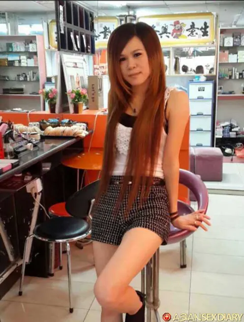 Asian Woman in Shorts and Glasses Takes a Selfie – photo 3 of 9