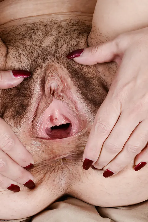 Sable Renae: Thick Mature Brunette Displays Her Hairy Pussy and Asshole – photo 3 of 16