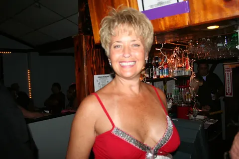 Double Dee: Tall Blonde MILF with Big Tits Kisses in Group Session – photo 18 of 20