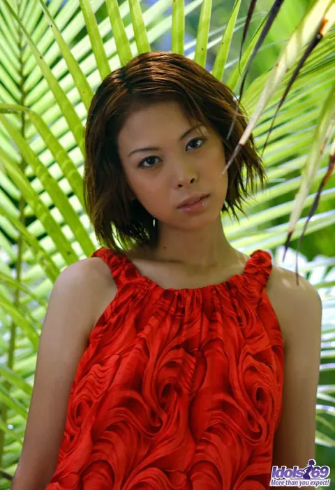 Minami Aikawa: Japanese MILF Spreads Her Hairy Pussy Outdoors in Heels – photo 11 of 16
