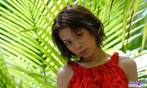 Minami Aikawa: Japanese MILF Spreads Her Hairy Pussy Outdoors in Heels – photo 12 of 16