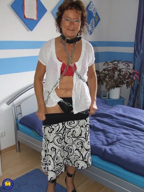 Short-Haired Granny in Lingerie Plays with Bondage and Fingers Herself – photo 3 of 20