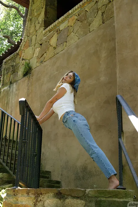 Gabbie Carter: Blonde Amateur Flashes Her Big Tits Outdoors in Jeans – photo 9 of 12