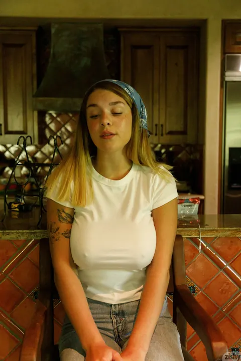 Gabbie Carter: Blonde Amateur Flashes Her Big Tits Outdoors in Jeans – photo 1 of 12