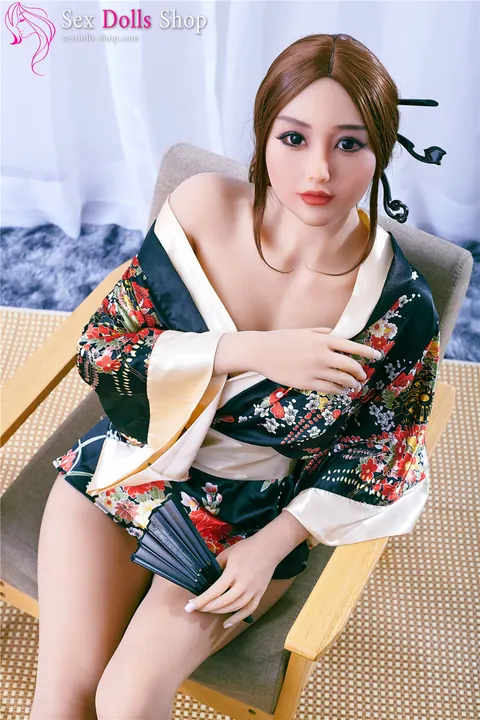 Curvy Japanese Woman Undresses and Shows Off Her Body – photo 20 of 21