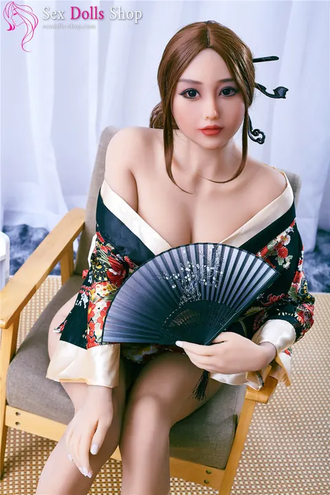 Curvy Japanese Woman Undresses and Shows Off Her Body – photo 16 of 21