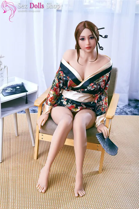 Curvy Japanese Woman Undresses and Shows Off Her Body – photo 19 of 21