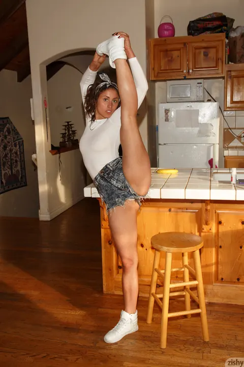 Sonya Ash: Amateur Brunette Peels Off Her Shorts to Reveal Bodysuit – photo 6 of 12