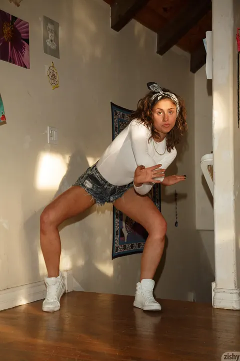 Sonya Ash: Amateur Brunette Peels Off Her Shorts to Reveal Bodysuit – photo 5 of 12
