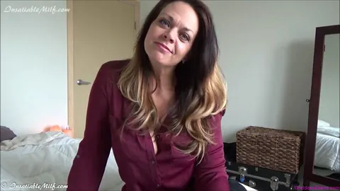 Diane Andrews: Tall Brunette MILF Reveals Her Cleavage and Feet on the Bed – photo 5 of 15