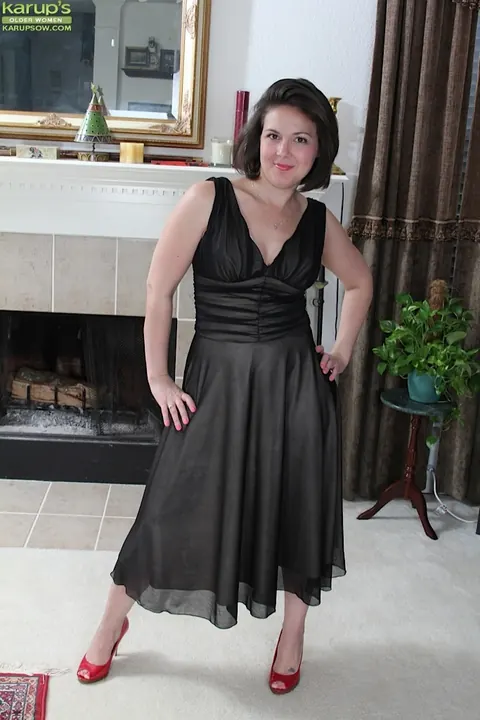 Carlita Johnson: Curvy Brunette MILF Spreads Her Shaved Pussy and Shows Her Tattoos – photo 1 of 16