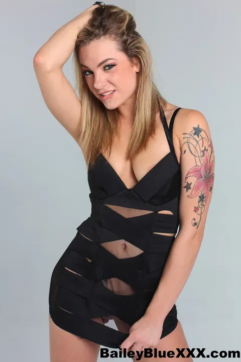 Dahlia Sky: Thick Blonde Babe in High Heels Shows Her Big Tits and Pussy – photo 2 of 15