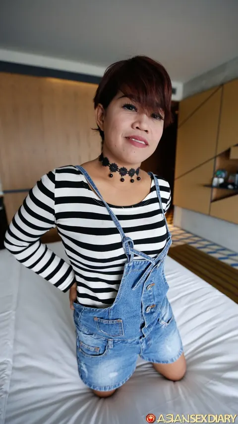 Short-Haired Asian MILF Takes a Creampie in POV – photo 7 of 20