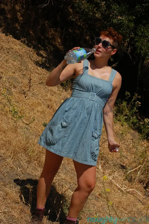 Short-Haired Tanned MILF Pulls Panties Aside Outdoors – photo 1 of 21