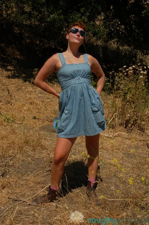 Short-Haired Tanned MILF Pulls Panties Aside Outdoors – photo 3 of 21
