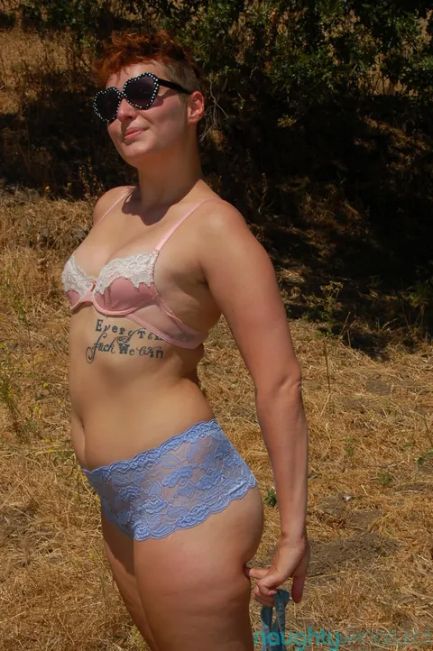 Short-Haired Tanned MILF Pulls Panties Aside Outdoors – photo 9 of 21