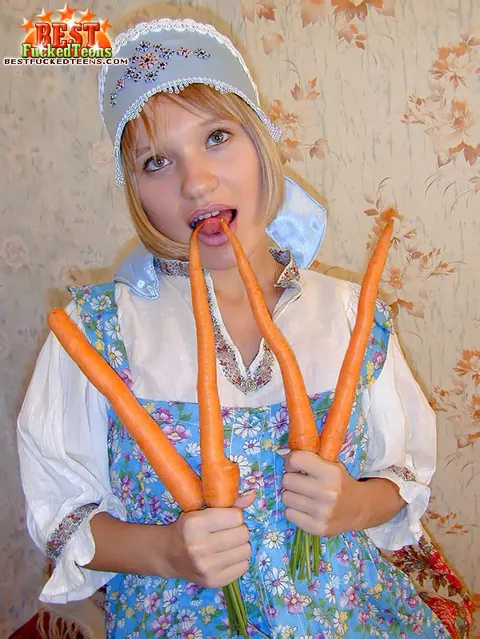 Zelda Morrison: Russian Blonde in Cosplay Plays with Carrots and a Cucumber Anally – photo 10 of 20