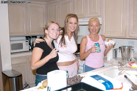 Kelly Madison & Lisa Lee: Tall British MILF Joins a Threesome – photo 13 of 17