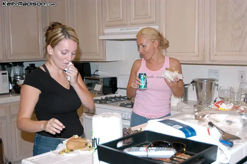 Kelly Madison & Lisa Lee: Tall British MILF Joins a Threesome – photo 15 of 17