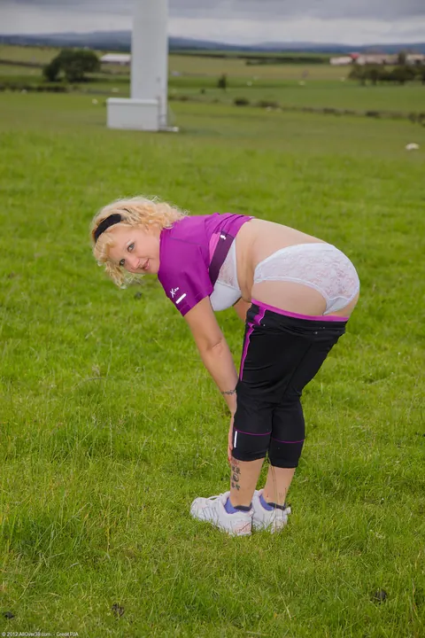 Rose Rogue: Thick Blonde MILF Strips and Spreads Outdoors – photo 5 of 21