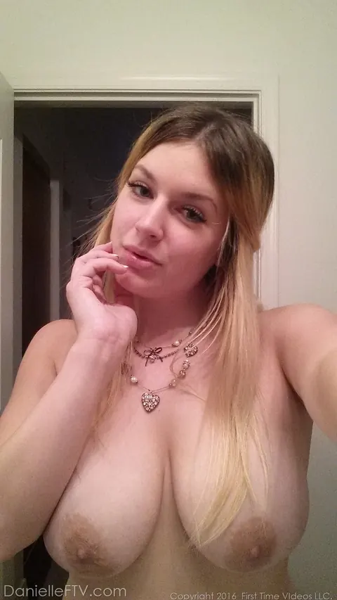 Danielle Delaunay: Blonde in Lingerie Spreads Her Hairy Pussy in Selfies – photo 1 of 15