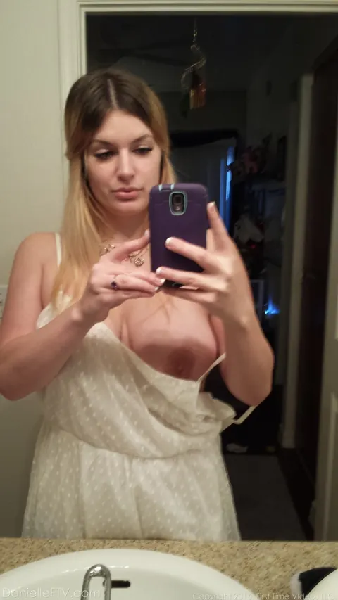 Danielle Delaunay: Blonde in Lingerie Spreads Her Hairy Pussy in Selfies – photo 5 of 15