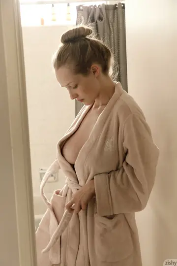 Giana Van Patten – Blonde PAWG with Big Natural Tits Spreads Her Shaved Pussy