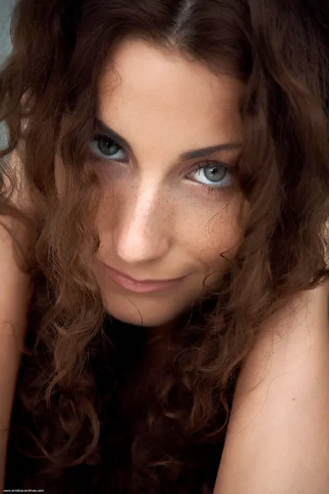 Mature Woman Peels Off Her Clothes and Poses Naked – photo 21 of 21