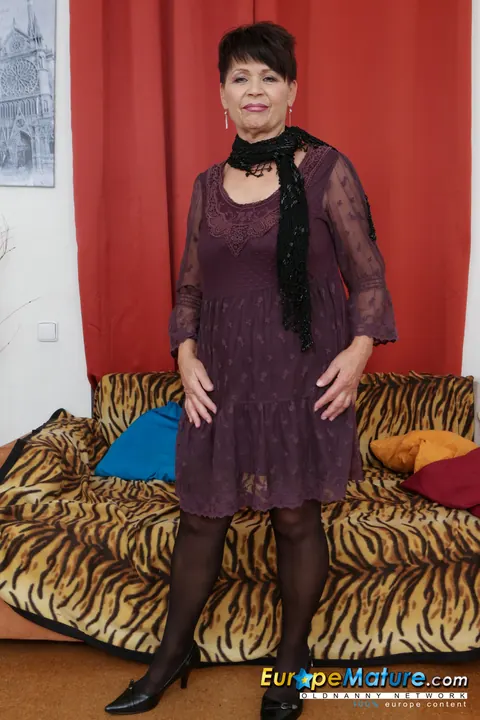 Laura H: Thick Mature Brunette in Stockings Pulls Panties Aside – photo 2 of 21