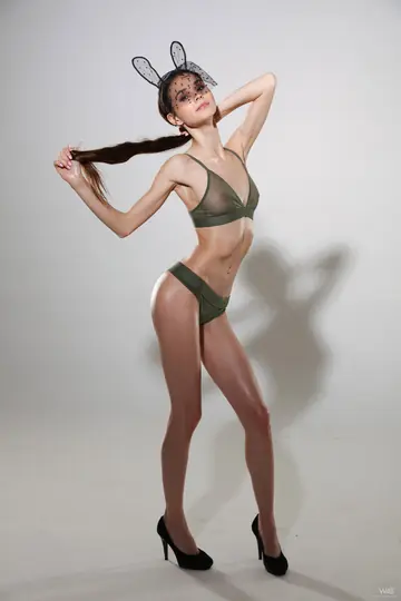 Leona Mia – Tall Russian Brunette in Panties and Heels Poses Nude