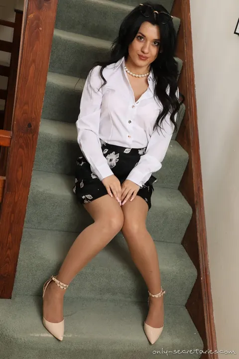 Chelsea Chamberlain: British Secretary Reveals Her Big Tits on the Office Stairs – photo 3 of 16