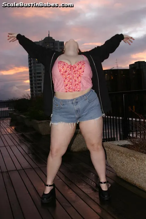 Curvy Brunette in Shorts Gives a POV Blowjob – photo 2 of 20