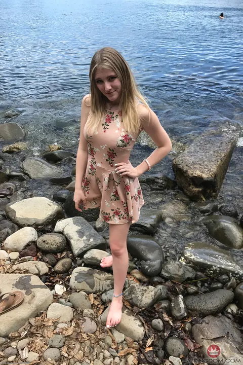 Melody Marks: Amateur Petite Blonde in a Bikini and Glasses Spreads on the Beach – photo 20 of 21