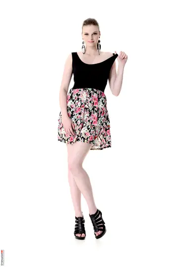 Lilly Rose – Tall Woman Strips Out of Her Skirt and Heels Then Spreads