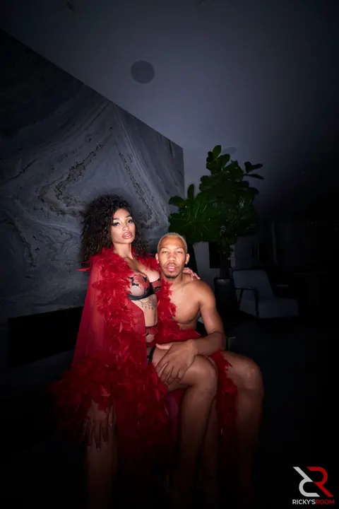Thick Ebony Woman in Lingerie and Heels Teases Her Man – photo 12 of 20