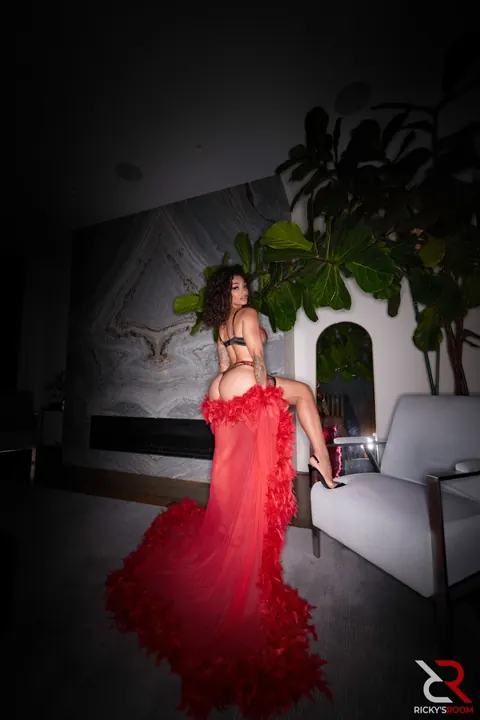 Thick Ebony Woman in Lingerie and Heels Teases Her Man – photo 16 of 20