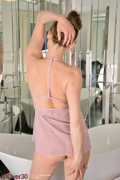 Eliza Keagan: Pale MILF in Lingerie Spreads Her Shaved Pussy – photo 2 of 21