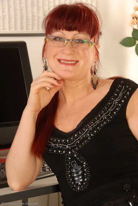 MILF Strips Nude and Poses Showing Her Mature Body – photo 1 of 21