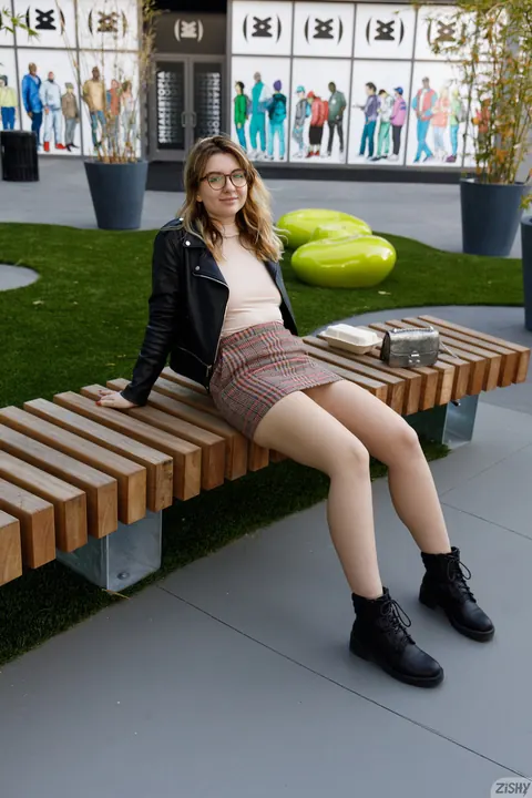 Olivia Yukon: Thick Blonde Amateur Flashes Her Big Ass Outdoors Wearing Glasses – photo 9 of 13