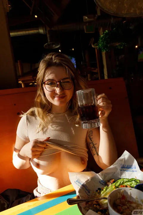 Olivia Yukon: Thick Blonde Amateur Flashes Her Big Ass Outdoors Wearing Glasses – photo 5 of 13