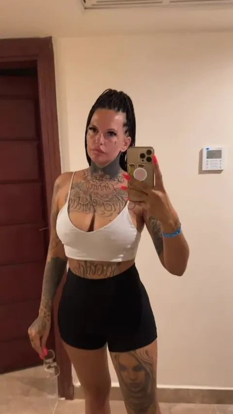 Thick Latina MILF Bares Her Big Ass in the Mirror Selfies – photo 8 of 10